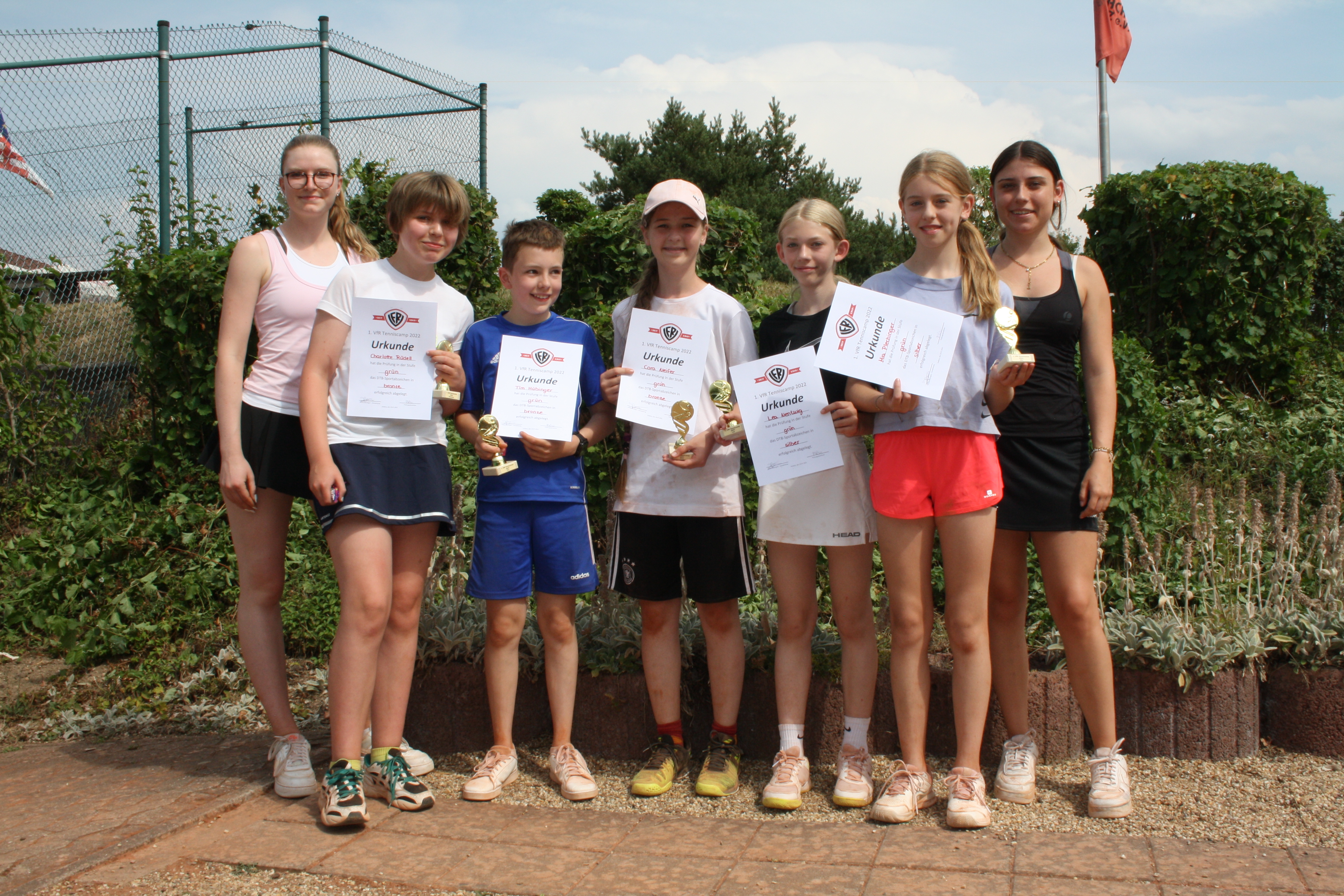 1. VfR Tenniscamp 2022 - 8 - Gruppe  Lena u. Merle.JPG