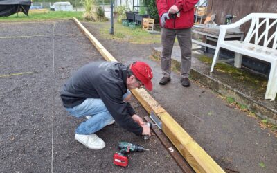Neue Holzumrandung für die Bouleanlage – Engagement, das verbindet